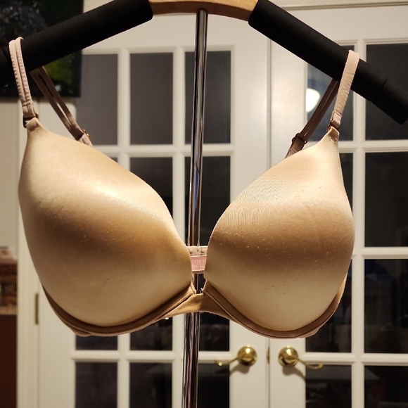 Victoria's Secret Cream Full-Coverage Bra with Molded Cups - Picture 1 of 3